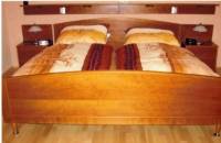 Doppelbett mit beleuchteter Buchablage - Kirschbaum